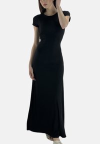 Schwarzes Maxikleid mit figurnaher Silhouette, kurzen Ärmeln und glatter Textur, gefertigt aus einem elastischen Stoff, der den Konturen des Körpers folgt.