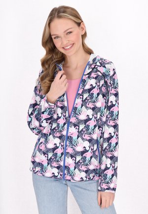 Giacca con cappuccio a fantasia floreale in blu navy con dettagli in rosa e teal. Presenta una zip e polsini elastici, abbinata a un top rosa chiaro e jeans.