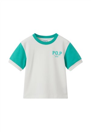 Hvid t-shirt med korte ærmer, grønblå ærmer og krave, med teksten "P.O.P siden 1976" på den øverste venstre brystdel.