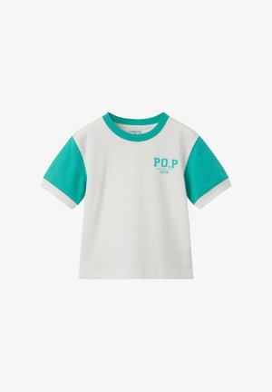 Hvid t-shirt med korte ærmer, grønblå ærmer og krave, med teksten "P.O.P siden 1976" på den øverste venstre brystdel.