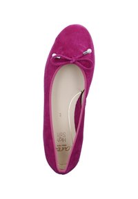 Bailarina de ante fucsia con detalle de lazo y cuentas decorativas. Ribete rosa en contraste a lo largo de la abertura. Forro interior suave. Talla 5.