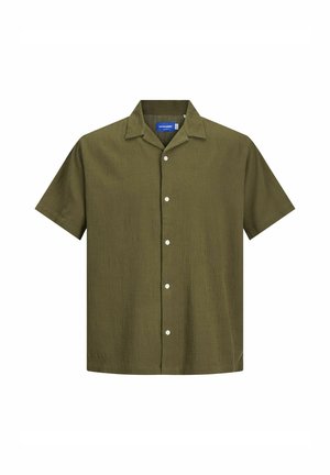 Chemise à manches courtes de couleur vert olive en tissu texturé, avec un fermoir à boutons à l'avant et des bordures contrastantes noires le long du col et de la patte de boutonnage.