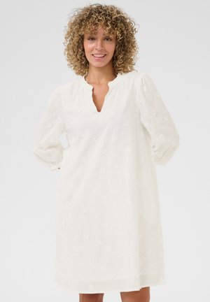 Robe blanche à manches bouffantes trois-quarts, décolleté en V et broderie florale. Tissu léger avec une silhouette évasée et ample.