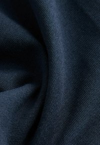 Tessuto blu navy con una superficie liscia e leggermente strutturata, caratterizzato da un motivo a coste e una leggera lucentezza, che mostra delle pieghe.