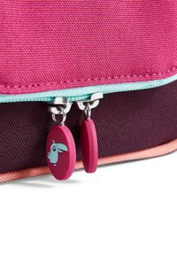 Borsa con zip, con un esterno in tessuto rosa e parte inferiore scura. Presenta cerniere metalliche con pomelli rotondi rosa, uno dei quali mostra un design di coniglio blu.