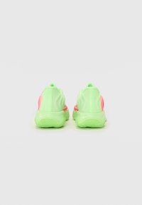 Zapatillas deportivas verde neón con detalles en rosa, parte superior sintética lisa, suela texturizada, diseño ligero y talón acolchado para mayor comodidad.