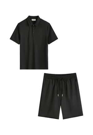Polo noir à manches courtes avec trois boutons et short noir assorti avec cordon, taille élastique et poches latérales.