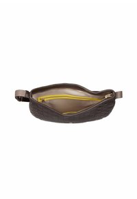 Borsa in pelle intrecciata marrone con una superficie liscia, forma curva e una tasca con zip gialla all'interno. Presenta un manico singolo.