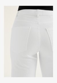 Niet geselecteerd, white denim