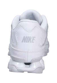 Scarpe da ginnastica Nike bianche con tomaia in mesh testurizzato e pelle, tacco imbottito e marchio visibile sul retro e sulla suola.