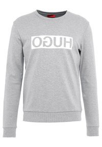 Grauer Sweatshirt aus Baumwollmischung, mit einem weißen rechteckigen Logo "HUGO" auf der Brust, langen Ärmeln und gerippten Bündchen.