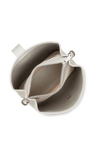 Sac en cuir gris clair au toucher doux, comportant deux compartiments, dont un avec une fermeture éclair, et une ouverture lisse sur le dessus.