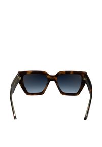 Gafas de sol carey con forma geométrica, lentes de degradado oscuro y montura lateral transparente. Presentan acentos metálicos cerca de las bisagras.