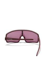 Sončna očala z ukrivljenim bordo okvirjem in vijoličnimi polprosojnimi lečami. Imajo tanke ročice z znamko na levi strani.