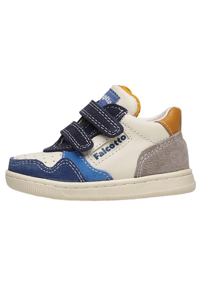 Sneakers per bambini in pelle beige, navy e blu con un accento testurizzato color sabbia. Presentano cinturini in velcro e una punta perforata per favorire la traspirabilità.