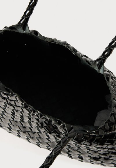 Juodasis nertinis rankinukas, pagamintas iš blizgaus medžiagos. Yra pinti rankenėlės ir atvira viršus, su lygiu juodu interjeru.