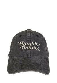 Căciulă din denim negru cu brie curbată, având text brodat "Humble Genius" în crem. Textul are un stil de font cursiv.