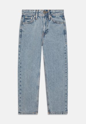 Lyseblå denimjeans med lige ben, frontlåse med knapper og lynlås og fem-lomme design på hvid baggrund.