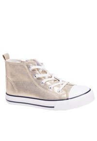 Zapatilla alta en material metálico dorado con cordones blancos y una tapa de goma en la puntera. Presenta una suela rayada en blanco y marino. Forro suave.