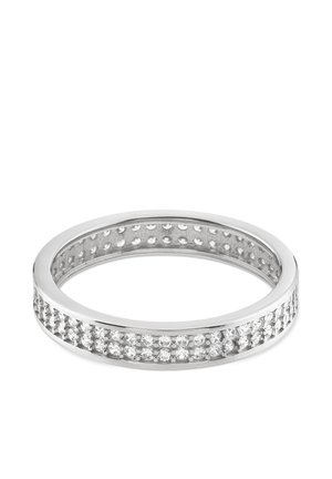 Bague en platine avec une finition lisse et polie ; comporte un anneau orné de pierres claires taillées en ronde le long du bord extérieur.