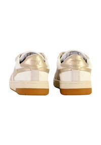 Sneakers bianchi in pelle con dettagli metallici dorati sul tallone, suola in gomma e cuciture tonali. Design classico a basse. Texture liscia.