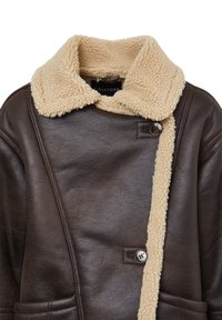 Cappotto in pelle marrone con colletto in pile crema, chiusura con bottoni e tasche laterali, caratterizzato da una texture morbida e una forma slim.