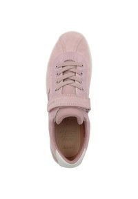 Sneaker rosa con un upper in suede testurizzato, lacci e una fascia in velcro. Punta arrotondata e suola in gomma bianca. Design minimalista.