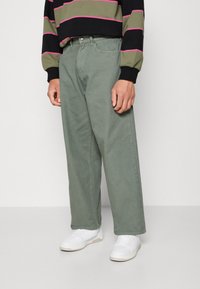 Obey Clothing BIGWIG BAGGY - Vrećaste traperice - laurel wreath