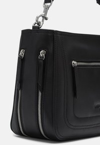 Czarna skórzana torebka z srebrnymi akcentami, z dwiema zamykanymi kieszeniami, zaokrąglonymi szwami i teksturowaną powierzchnią.