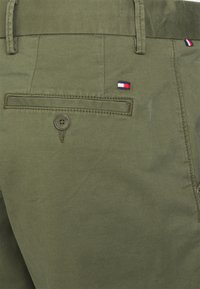Tommy Hilfiger HARLEM - Calções - army green