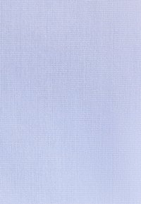 Tessuto azzurro chiaro con una trama fine e testurizzata, caratterizzato da un motivo uniforme e una superficie liscia, adatto a diverse applicazioni tessili.