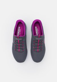 Skechers Wide Fit SUMMITS - Sapatilhas - charcoal/purple