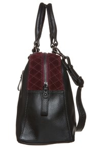 Sort læder skuldertaske med et burgunder kviltet panel. Har dobbelte håndtag og en aftagelig stropp. Lynlås lukning på toppen.