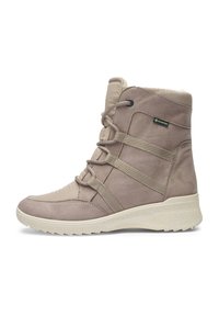 Bota de tobillo de ante beige con cuello acolchado, cierre de cordones y tiras elásticas. Cuenta con una suela de goma texturizada para mejor tracción.