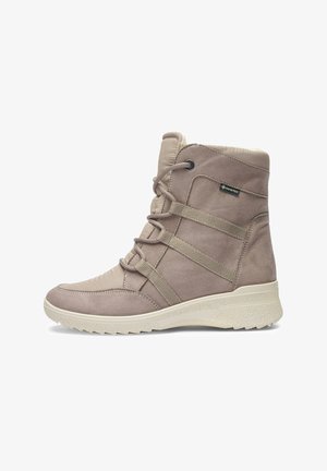 Bota de tobillo de ante beige con cuello acolchado, cierre de cordones y tiras elásticas. Cuenta con una suela de goma texturizada para mejor tracción.