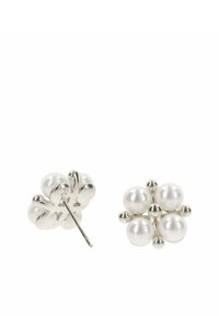 Srebrne kolczyki wkrętki z motywem kwiatowym, z czterema białymi perłami w centrum oraz małymi srebrnymi akcentami wokół nich.