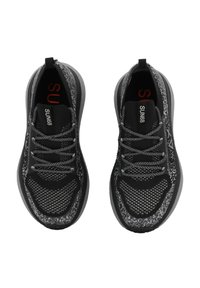 Scarpe da atletica nere e grigie con tomaia in rete, dettagli testurizzati, lacci standard e suola nera. Presenta un marchio rosso sulla linguetta.