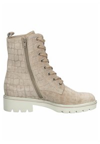 Bottine beige avec un motif en relief crocodile, lacets à l'avant, fermeture éclair sur le côté et semelle blanche épaisse. Matériau en suède texturé.