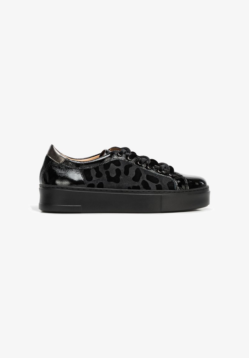 Schwarze Sneakers mit einem Lackleder-Finish, Akzenten im Leopardenmuster und einer dicken, schwarzen Sohle. Runde Zehenform und traditionelles Schnürdesign.