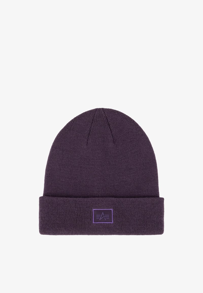 Ljubičasta pletena kapa s presavijenim rubom. Ima teksturiranu tkaninu i mali ljubičasti pečat s logotipom zvijezde sprijeda.