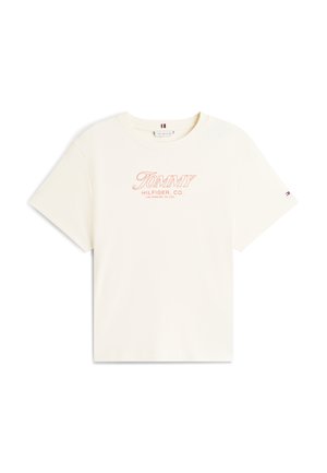 Krémové tričko s krátkym rukávom s červeným nápisom "TOMMY HILFIGER CO. LOS ANGELES, CA, USA" na prednej strane a malým logom na ľavom rukáve.