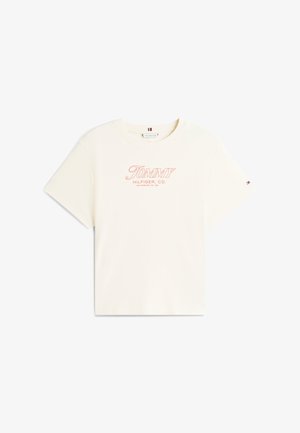 Krémové tričko s krátkym rukávom s červeným nápisom "TOMMY HILFIGER CO. LOS ANGELES, CA, USA" na prednej strane a malým logom na ľavom rukáve.