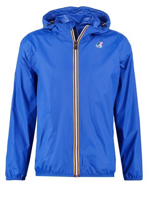 Veste légère bleue avec capuche, poignets élastiques et fermeture éclair centrale avec des rayures jaunes, blanches et noires, avec un petit logo de marque sur la poitrine.
