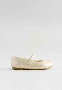 Goldfarbener Ballerina-Schuh mit strukturierter Oberfläche, einem einzelnen Riemen über dem Spann und einer flachen, festen Sohle. Einfaches, rundes Zehendesign.