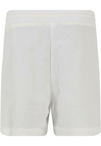 Hvite shorts laget av teksturert stoff, med elastisk midje og avslappet passform. Designet inkluderer ingen synlige lommer eller detaljer.