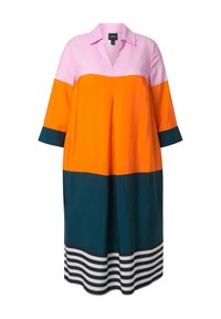 Abito largo fino al ginocchio con colletto rosa, sezione centrale arancione brillante, sezione inferiore verde scuro, maniche a tre quarti e orlo a righe bianco e nero.