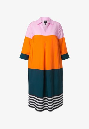 Løs knælængde kjole med lyserød krave, lys orange midtersektion, mørkegrøn nederste sektion, trekvartærmer og sort-hvidstribet kant.
