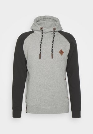 Harmaa huppari mustilla raglansleevillä, jossa on timanttilogo, etutasku ja kontrastiväriset narut ruskeilla yksityiskohdilla.