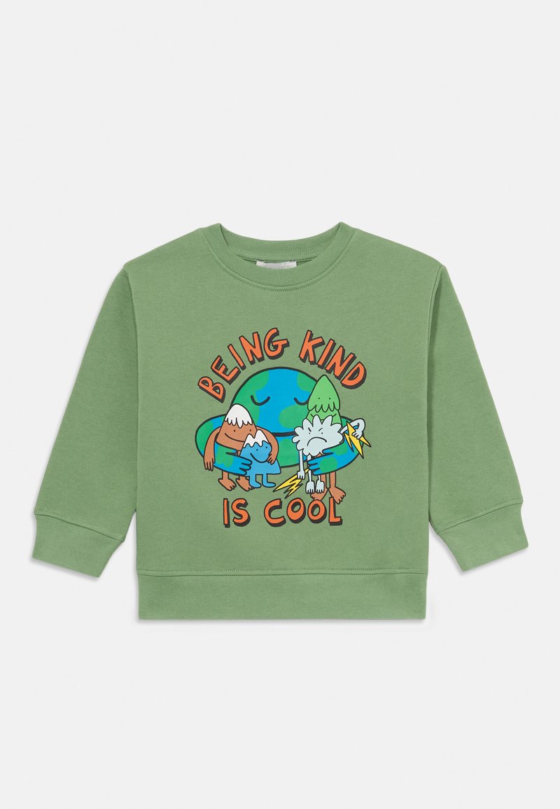 Grön bomullströja med en grafisk design av berg och djur. Texten säger "ATT VARA SNÄLL ÄR KUL" i orange och svart.