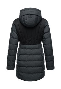 Černý a tmavě šedý péřový kabát s kapucí, s horizontálními prošívanými sekcemi a hladkou texturou, navržený pro teplo a pohodlí.